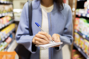Como montar uma lista de compras eficiente e evitar desperdícios